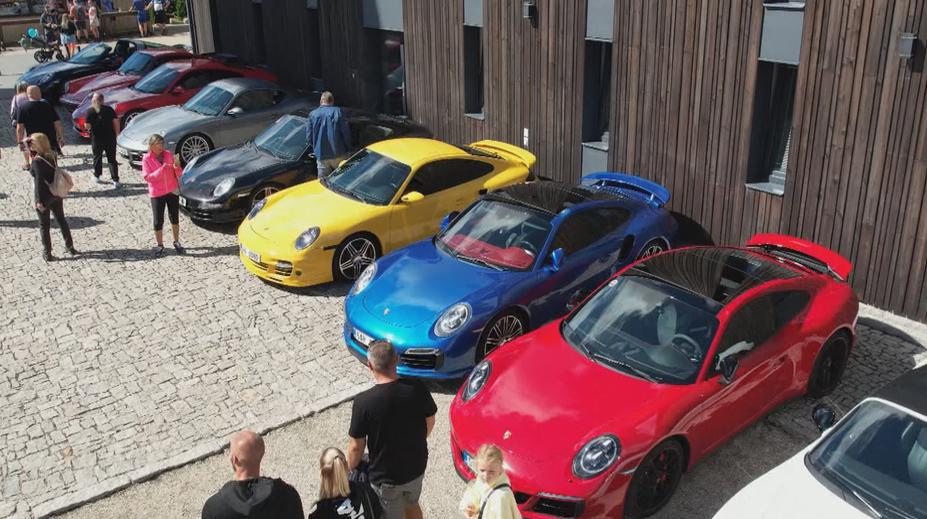 Jizerské hory hostily sraz Porsche. Nechyběli veteráni ani novinky