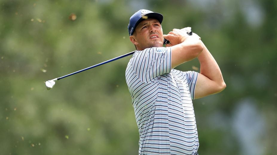 Hole-in-one přes prosklený dům. Golfista plní speciální výzvu, sledují ho miliony lidí