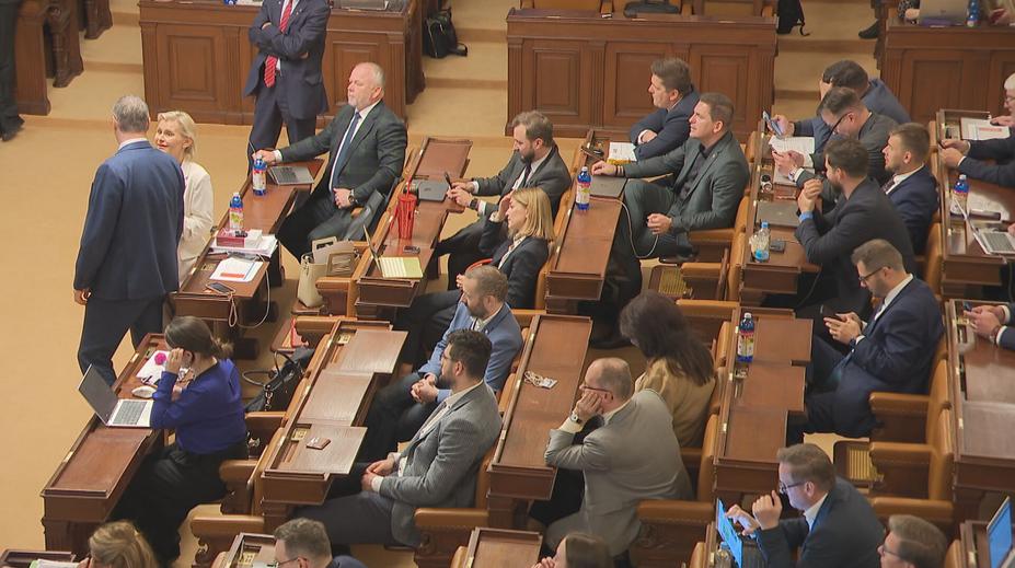 Vláda chce mrazit platy politikům. Opozice místo toho navrhuje omezit náhrady