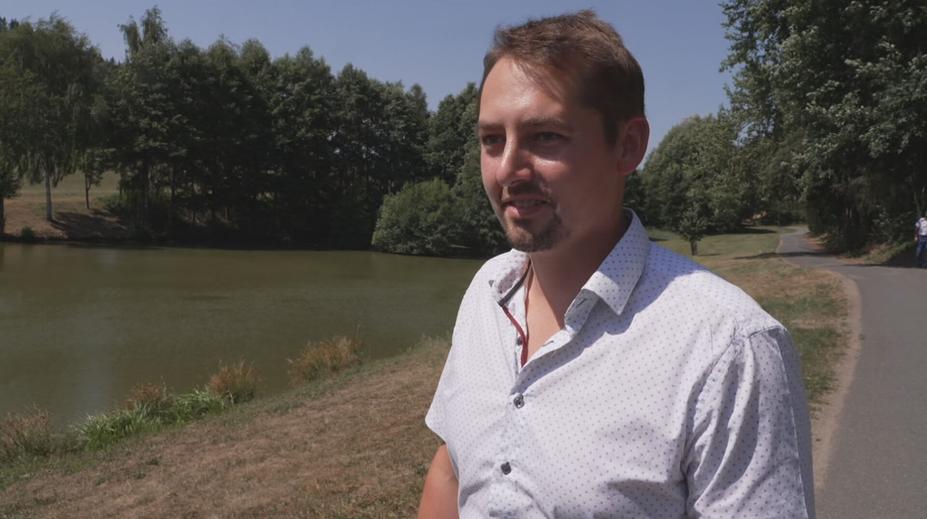 Neváhal ani vteřinu. Muž zachránil řidičku z potápějícího se auta