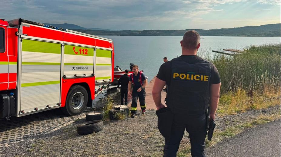 Na Mosteckém jezeře pátrají po dvou lidech. Kvůli bouřce se nemohli dostat na břeh