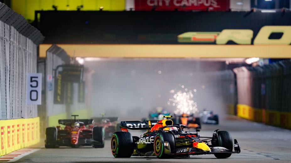 Verstappen v Singapuru na obhajobu nedosáhl. Red Bull přesto slaví vítězství