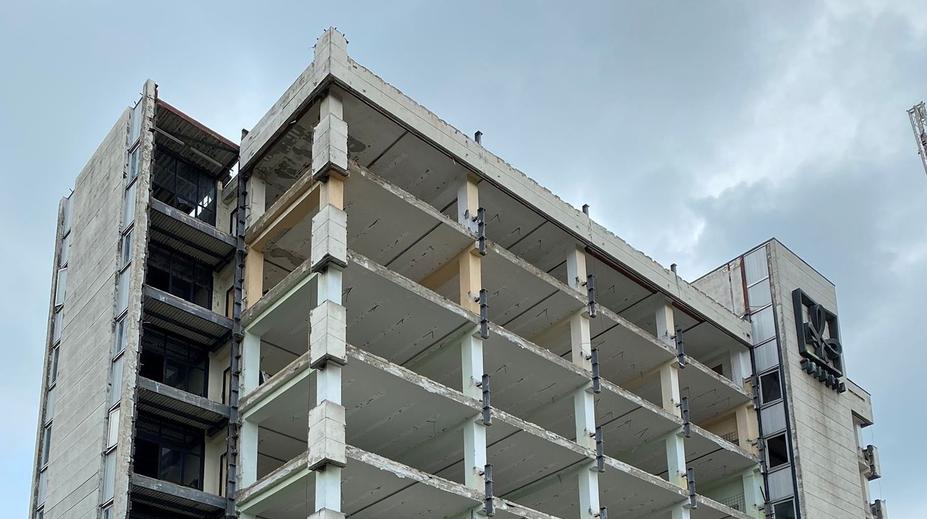 Žena s dcerou (4) chtěla skočit z 8. patra. Zastavili ji na poslední chvíli