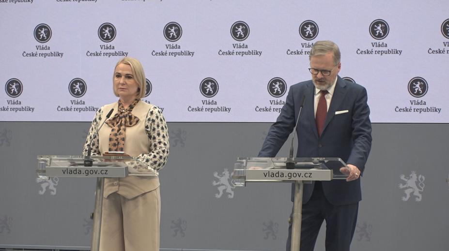 Strany se přetahují o voliče. ANO rozdává slevy na jízdné, vláda zvyšuje platy