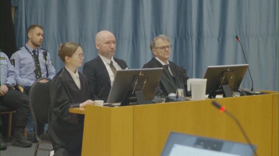 Norský masový vrah Breivik žaluje stát. Osobně se dostavil k soudu