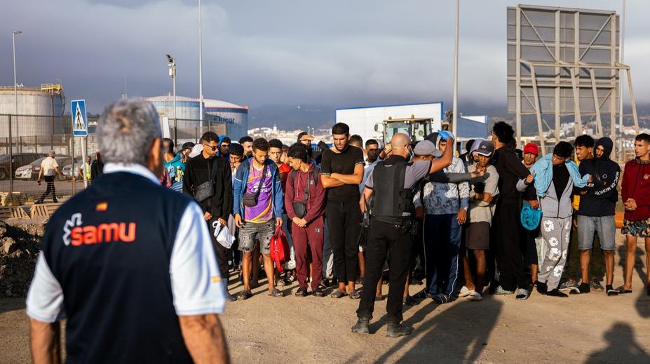 Další chaos v Ceutě. Tisíce migrantů se hnaly do tábora, policie střílela
