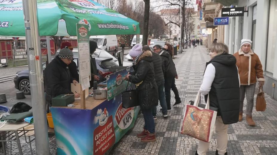 Do ulic vyrážejí kontroloři. V hledáčku mají prodejce kaprů