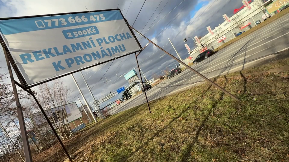 Nelegální billboardy zaplavují Česko. Provozovatel má být napojen na slovenské podsvětí