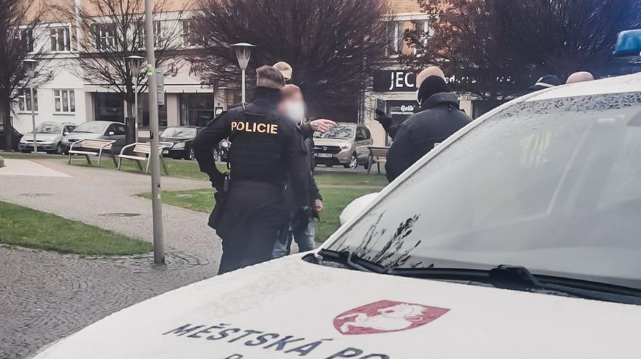 Cizinec přepadl postiženého muže. V centru Pardubic ho měl zbít a okrást