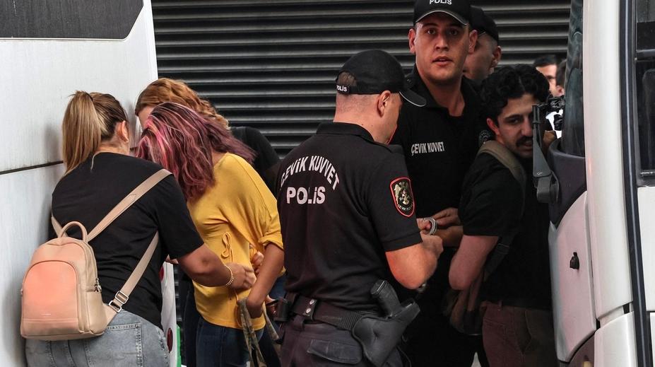 Nepříjemný zážitek Čecha v Turecku. Do hotelu vtrhla při zátahu proti LGBT+ policie
