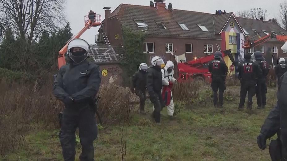 Německým policistům se podařilo vyhnat všechny aktivisty. Protesty pokračují