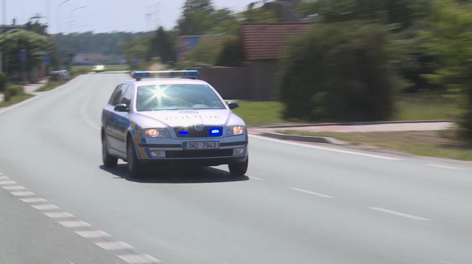 Motorkář málem srazil chodce a pak ujížděl policii. Měl být pod vlivem drog