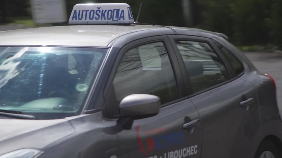 Bitvy v autoškolách se nekonají. Žáci mají po pauze ze zkoušek strach
