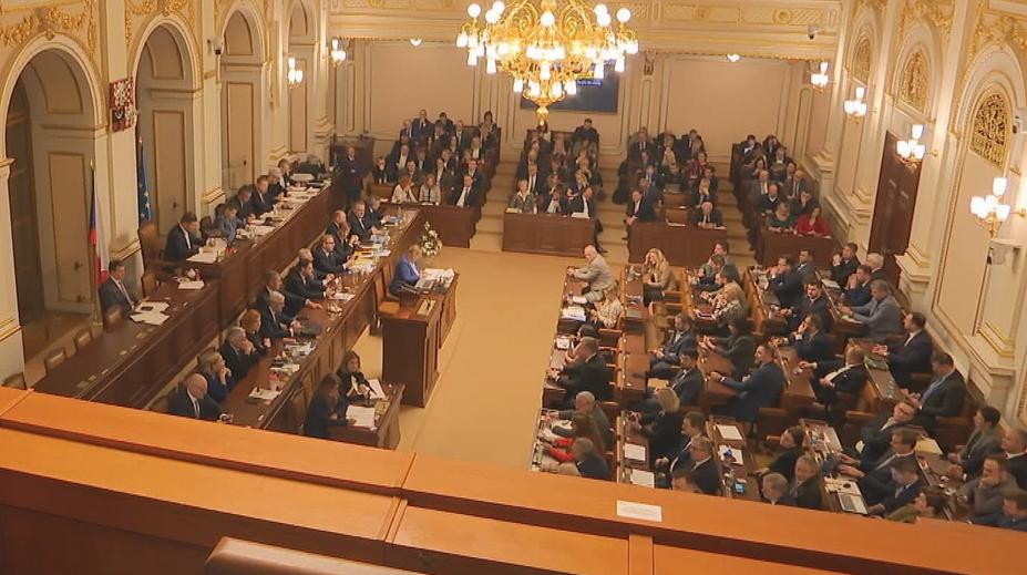 Poslanci schválili zmrazení platů politiků. Opozice vidí problém jinde