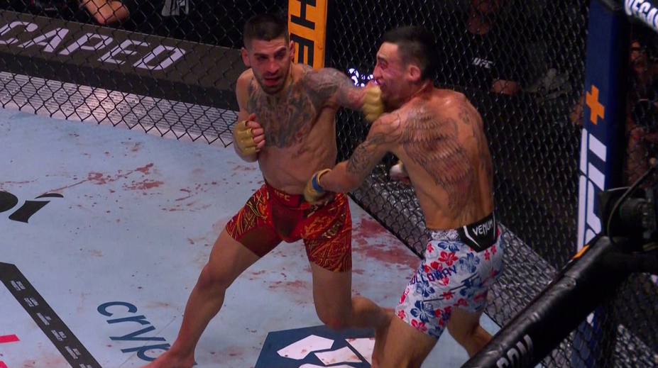 Topuria obhájil pás UFC, jako první knokautoval Hollowaye