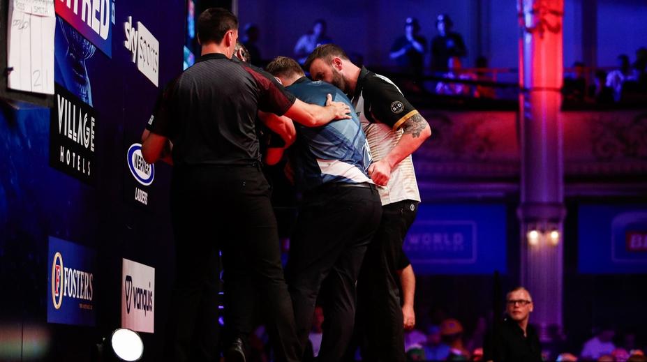 Šipkař na World Matchplay málem zkolaboval. Utkání nedohrál