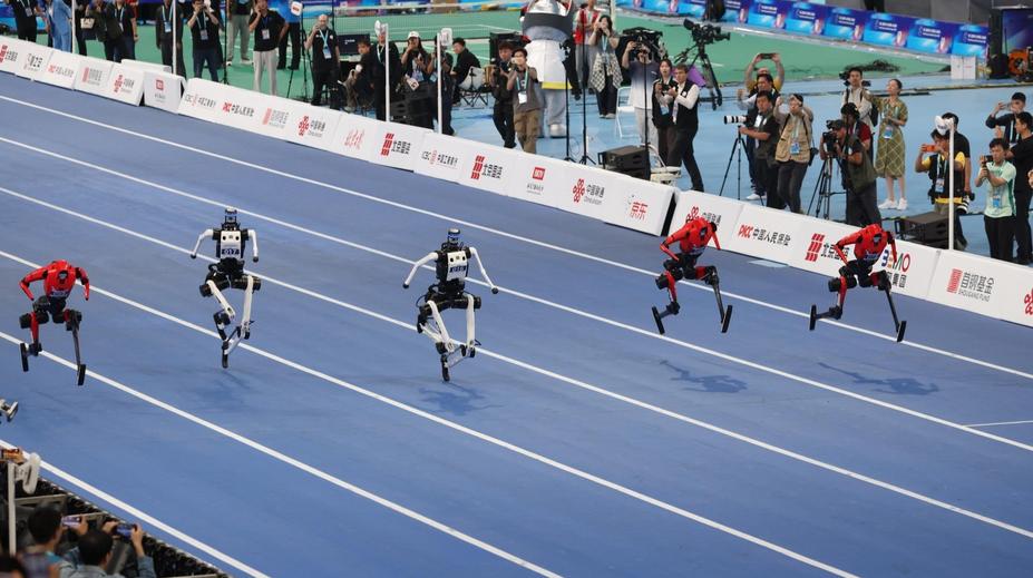 Robot překonal Boltův rekord téměř o sekundu. Lidé se baví spíše hromadnou srážkou