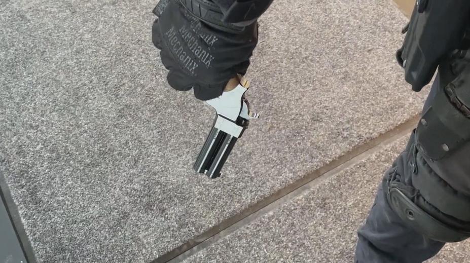 VIDEO: Funkční zbraň i výbušniny. Policie popsala dramatický zásah v Brně