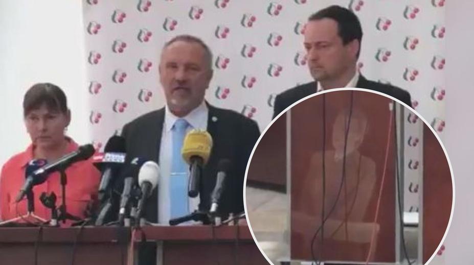 Na pultík KSČM promítli Horákovou. Kalousek řekl, kdo za tím stojí
