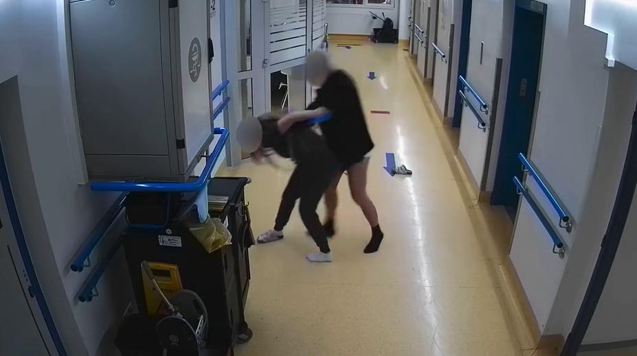 Opilý muž napadl sestřičku v nemocnici. Několikrát ji udeřil do obličeje