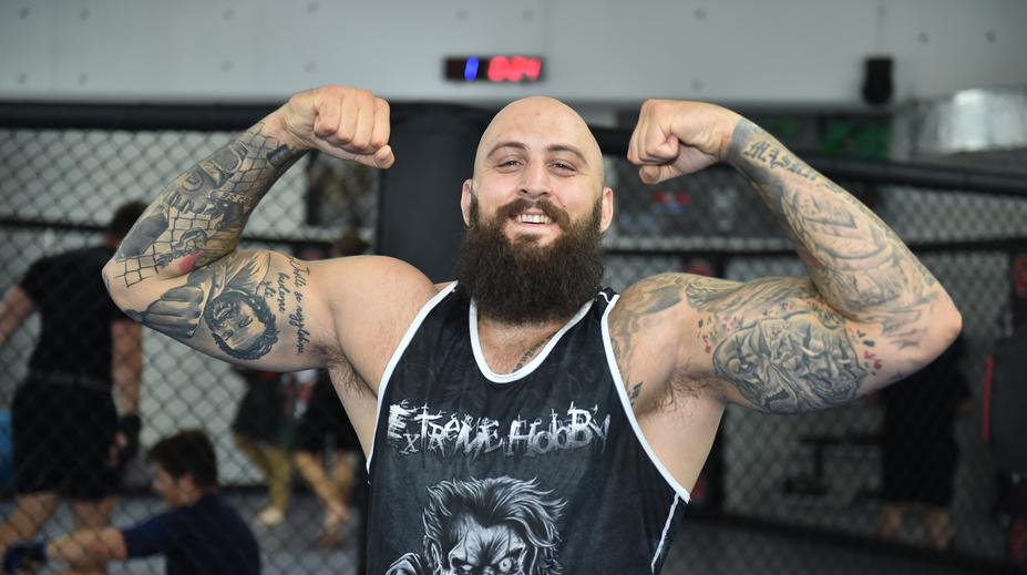 MMA šampion Martínek se pochlubil sexy přítelkyní. Ta pracuje v erotických službách