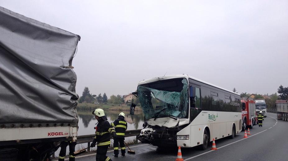 Autobus s 15 pasažéry nedobrzdil, řidiče museli vystříhat hasiči