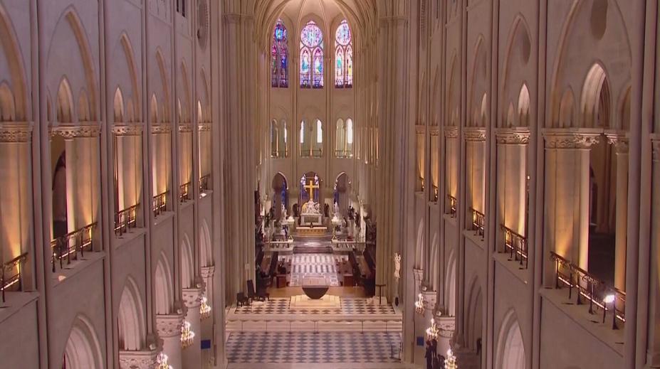 Katedrála Notre Dame se opět ukáže v celé kráse. Jako první ji viděl Macron