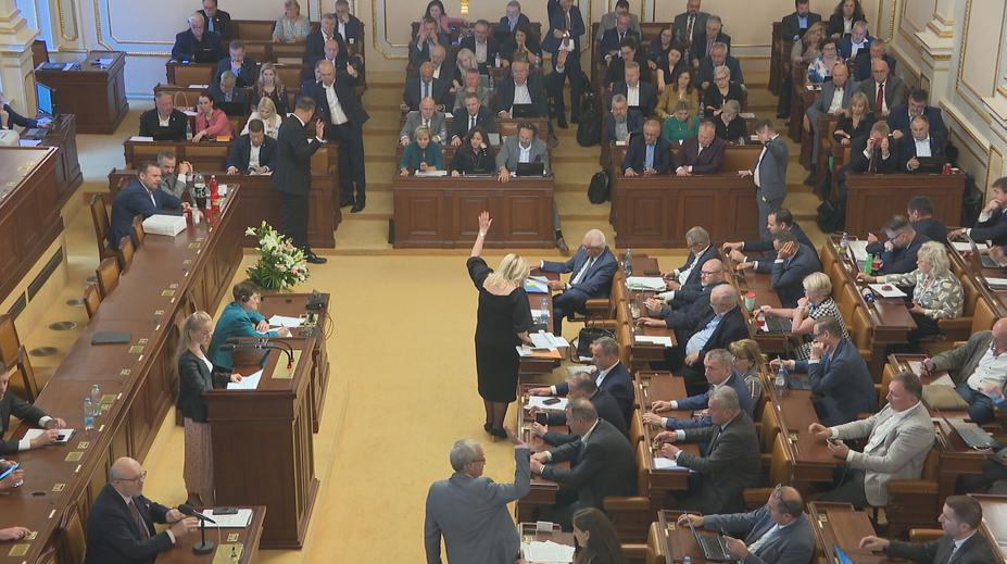 První trhliny v jednotě SPOLU a STAN. Tři poslanci Starostů vládu nepodpořili