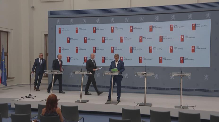 Vláda schválila velkou změnu pro řidiče: Při převodu aut už lidé nebudou muset na úřad