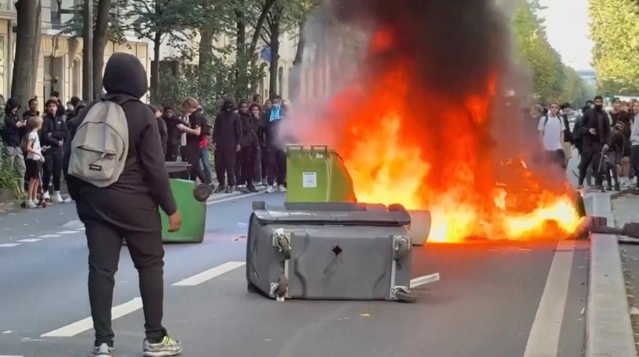 Ve Francii zuří násilné protesty studentů. Vláda kvůli bezpečnosti zavírá stovky škol