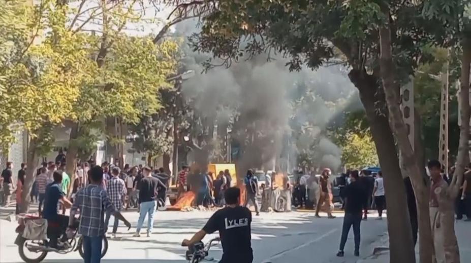 Velký úspěch protestujících. Írán zruší mravnostní policii