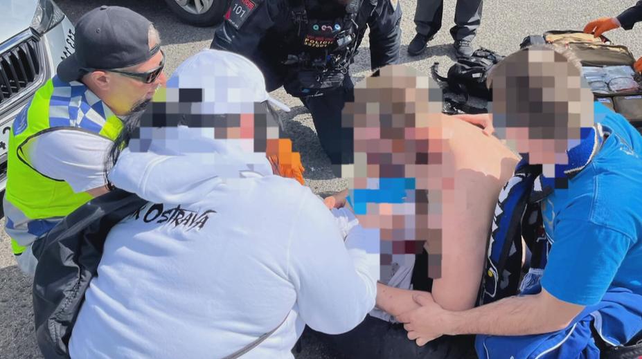 V Ostravě před fotbalovým západem bouchla pyrotechnika. Pět zraněných