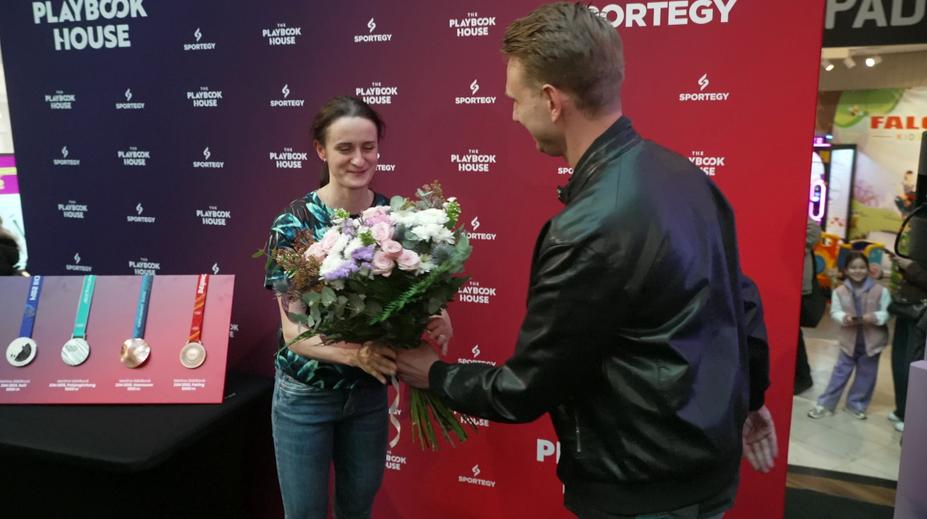 Dojatá Sáblíková se loučila s kariérou. Dostala obří květinu od reportéra TV Nova