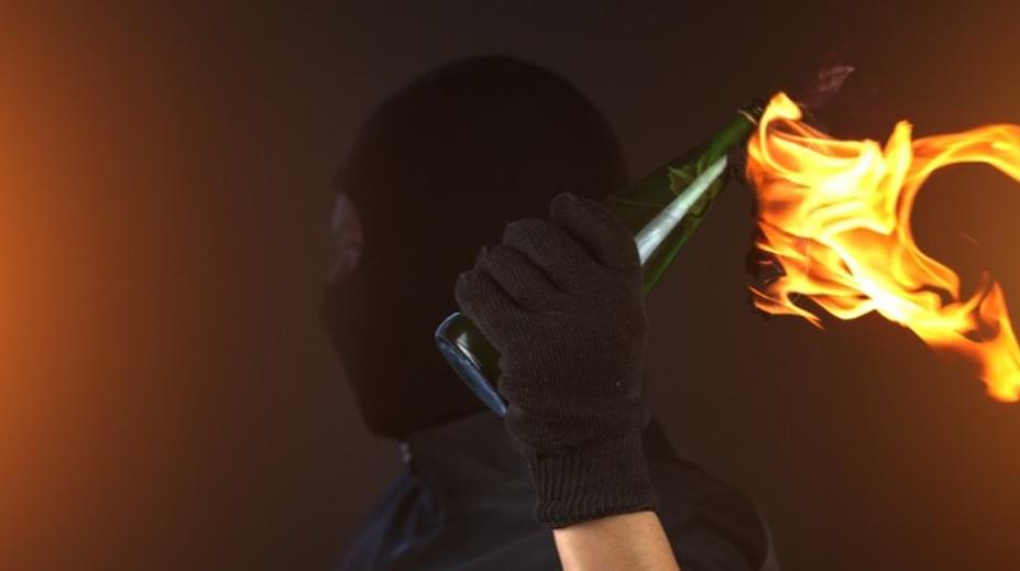 Hádka skončila hozeným molotovem. Muž měl zapálit dům s dítětem uvnitř