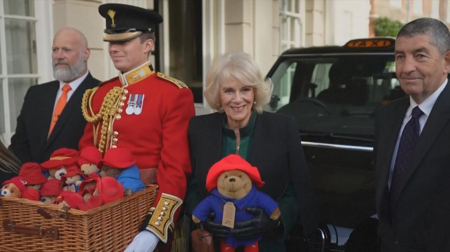 Překvapení ve školce. Královna Camilla předala dětem vzácné dárky