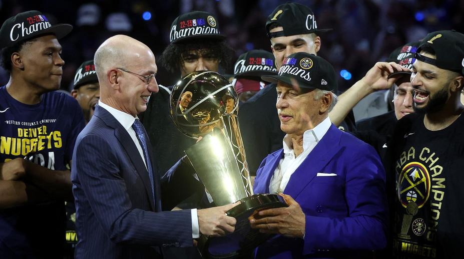 Během dvou let vyhrál NFL, NHL i NBA. Miliardáři unikla jen Premier League