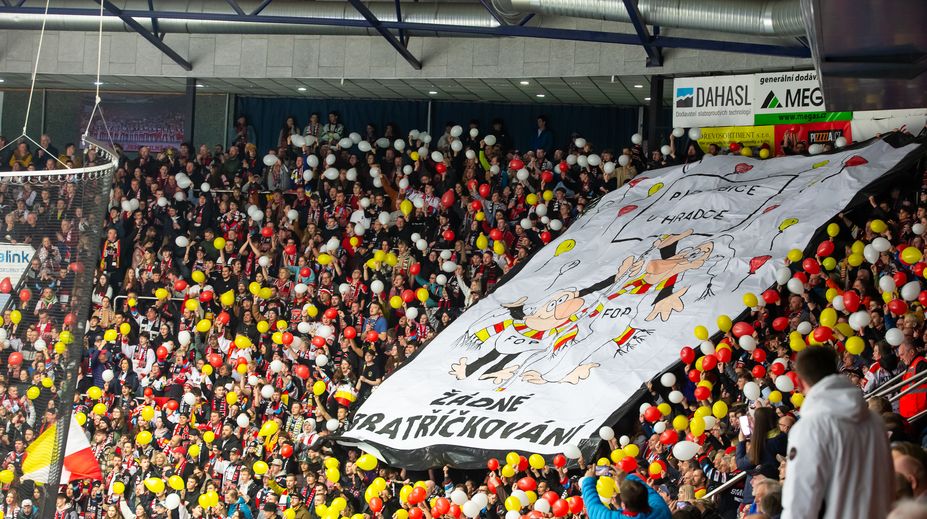 Fanoušci Hradce měli zbít a okrást příznivce rivala. Pardubice oběti odškodní