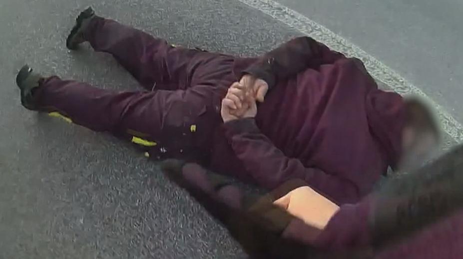 Řidič najížděl na skupinu celníků. Tvrdil, že si pletl brzdu s plynem
