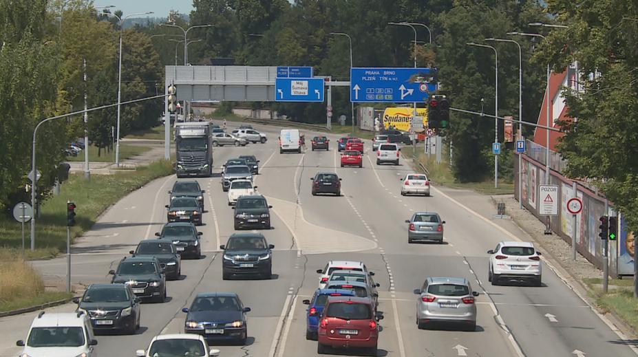Kolony a dlouhá čekání. V jihočeské metropoli kolabuje doprava