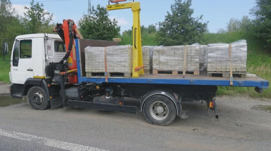 Z náklaďáku se vysypala dlažba přímo na kolemjdoucího seniora. Neměl šanci přežít