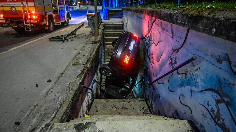 Děsivá nehoda policisty v centru Košic. Skončil s autem v podchodu