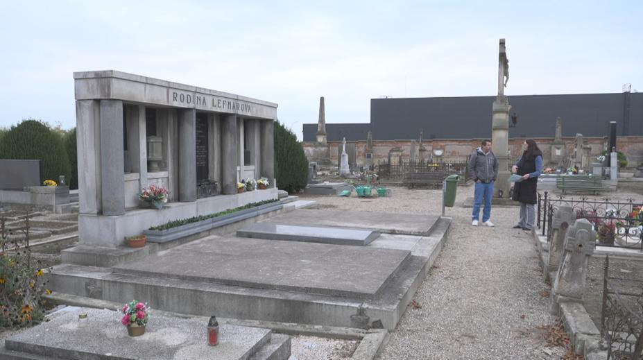 Obec vystěhovala hrobku bez vědomí rodiny. Jedna rakev chybí