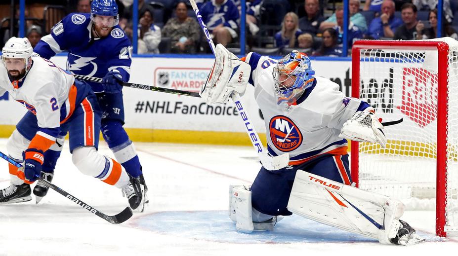 Islanders slaví první semifinálovou výhru, Varlamov deptal střelce Tampy