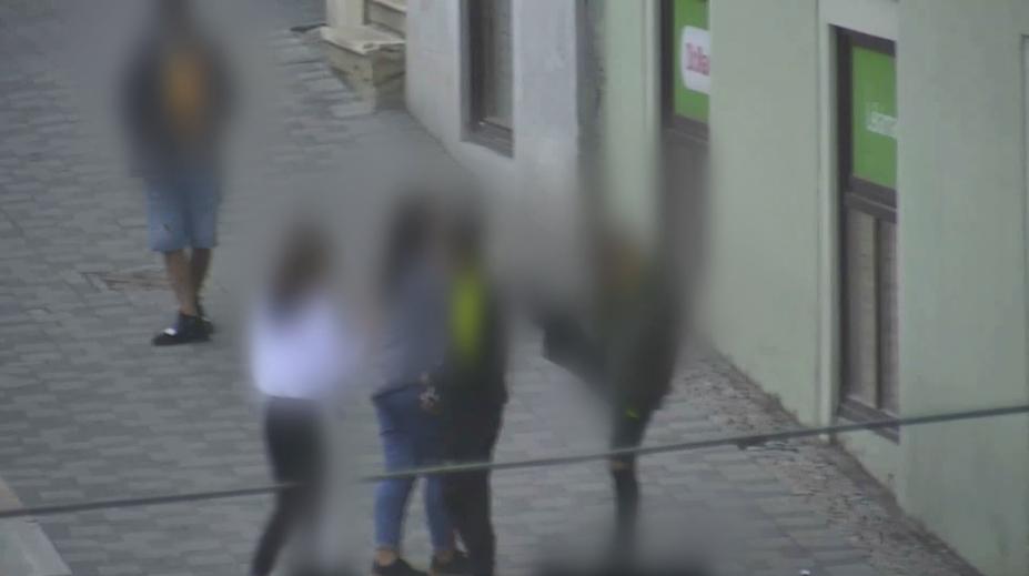 Čtyři na jednoho. Parta se vrhla na chlapce, přišel o zuby! VIDEO