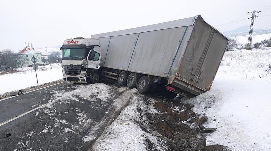 Tragická nehoda u Podsedic: Dva lidé zemřeli, další tři jsou v nemocnici