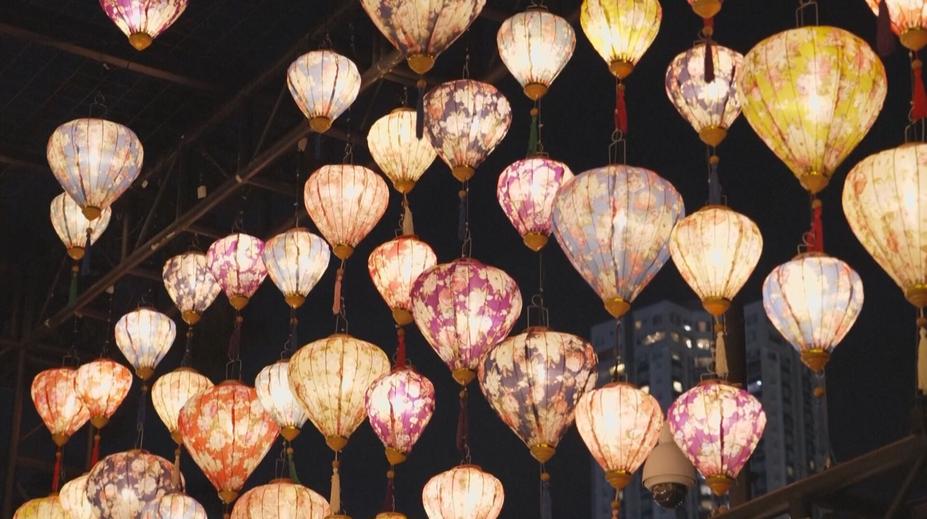 Hongkong rozzářily tisíce lampionů. Festival přilákal davy návštěvníků