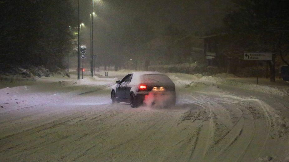 Sníh mimo hory: Do Česka se přihnala chumelenice, ČHMÚ hlásí až 5 cm