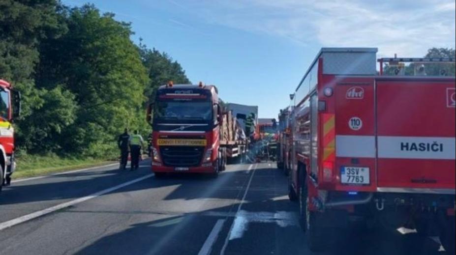 Tragická nehoda uzavřela dálnici D11. Tvoří se dlouhé kolony