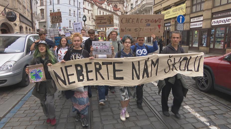Kombinovaná výuka na školách skončí. Rozhodnutí rozpoutalo vlnu protestů