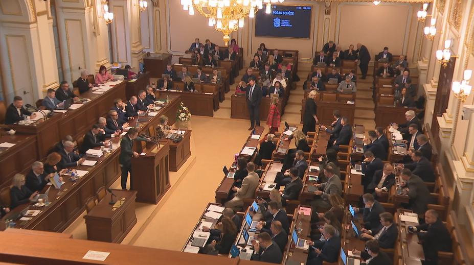 Vláda jedná o zmrazení platů politiků. Podle opozice jde o populismus